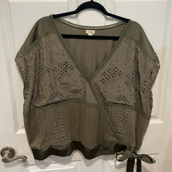 Tiny Anthropologie Tatiana olive green short sleeve faux wrap top size 2X - Picture 4 of 8
